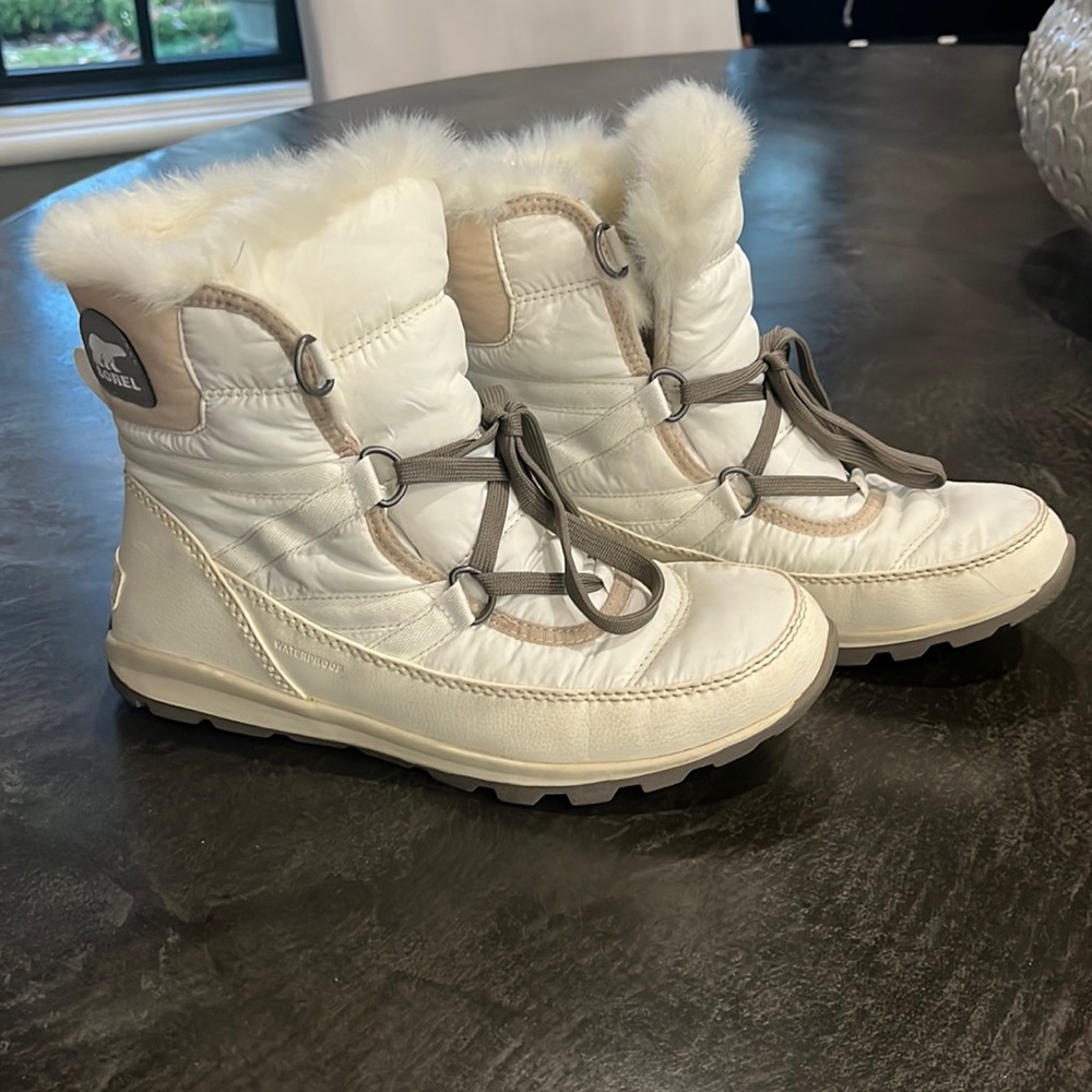 Sorel short white snow boot.  Fur on top    size 8    Barely worn